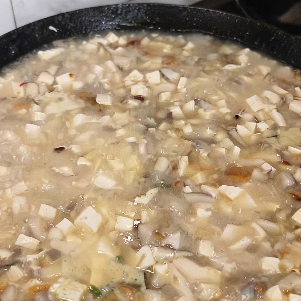 Miarka glutaminianu sodu dodawana do wrzącej zupy z tofu.