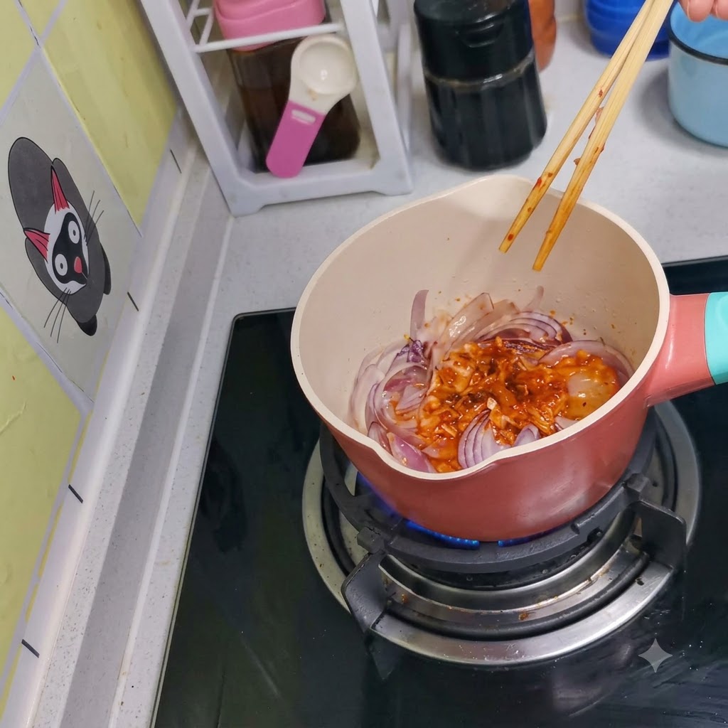 Kimchi i czerwona cebula mieszane razem w garnku za pomocą drewnianych pałeczek.