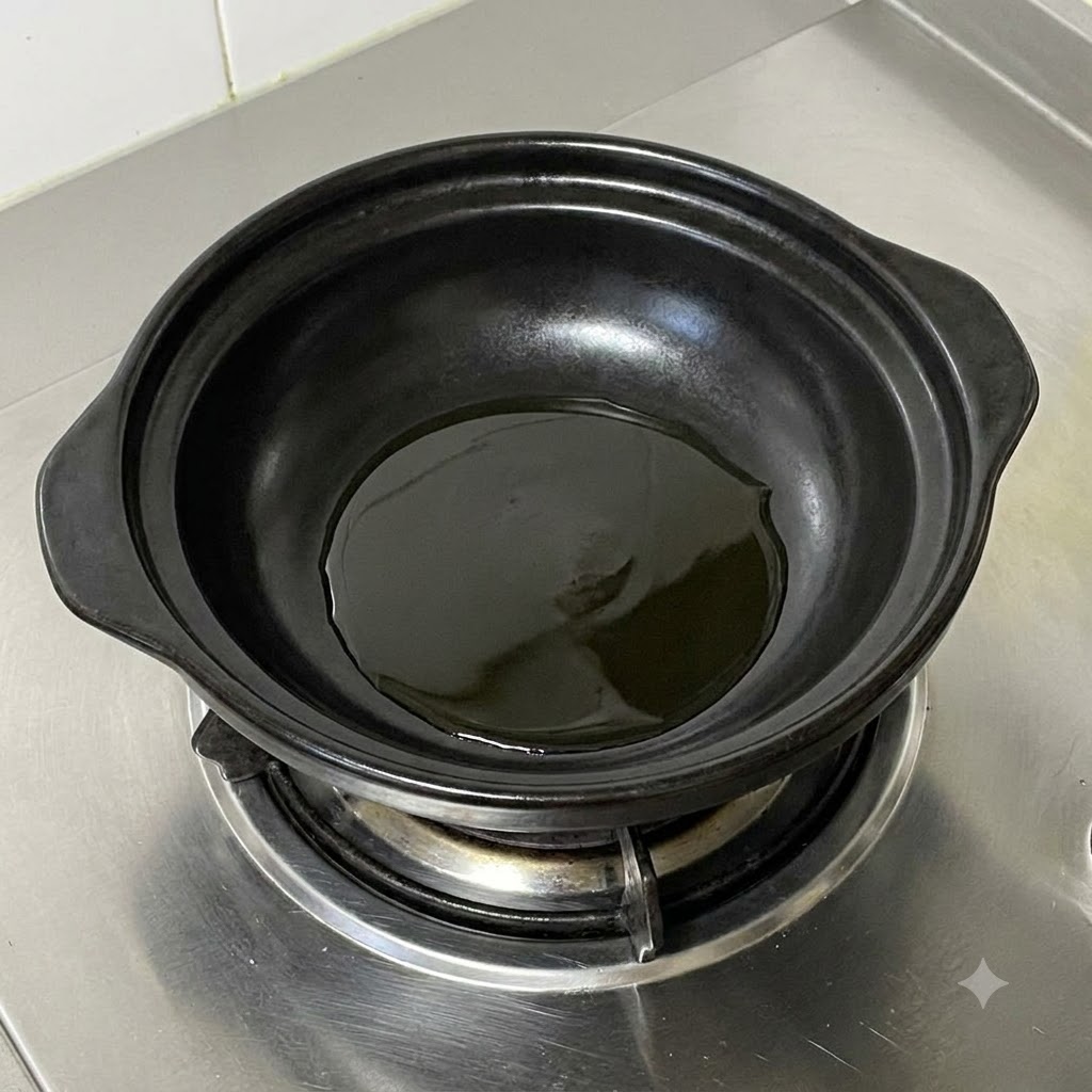 Posiekana zielona cebulka skwiercząca w gorącym oleju w czarnym ceramicznym garnku.