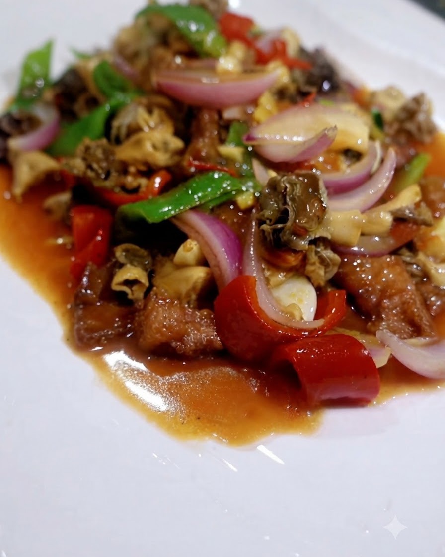 Gotowa mieszanka stir-fry z grzybów, czerwonej i zielonej papryki oraz cebuli w aromatycznym sosie na białym talerzu.