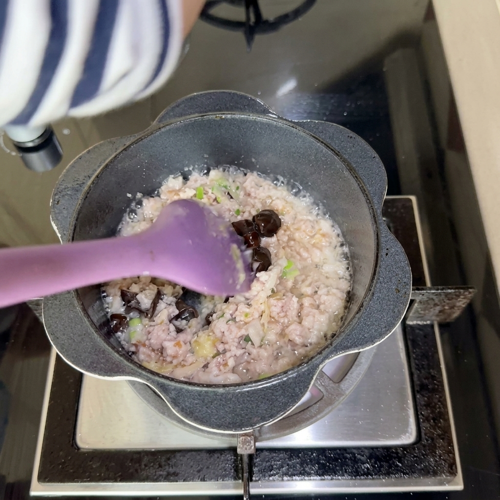 Ciemna słodka pasta fasolowa mieszana z podsmażającym się mięsem.